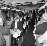854188 Afbeelding van de leden van het Wageningse Studentencorps tijdens het diner in de extra trein bestaande uit 10 ...